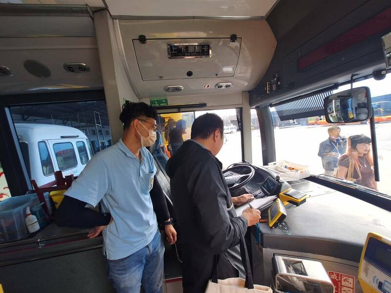 保障行人安全，台南市交通局近日加強辦理「公車路口停讓」專案稽查。（南市交通局提供）