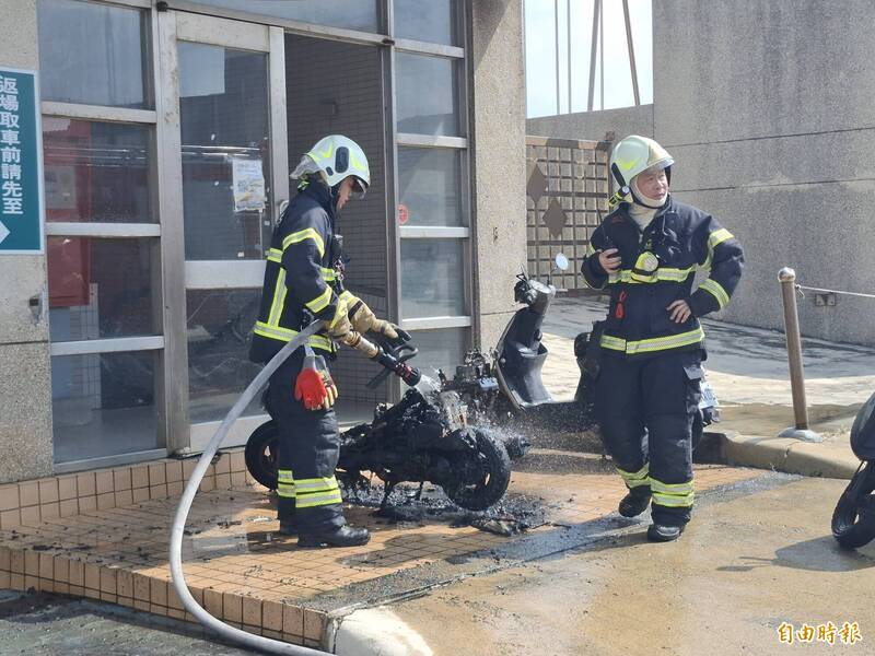 馬公文光國中信義路出口處，傳出機車火警。（記者劉禹慶攝）