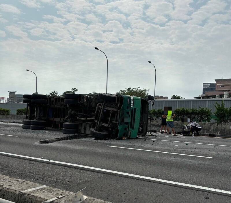 國道1號北向355.2公里高雄楠梓路段，今天下午發生貨櫃車翻車事故，目前仍在拖吊排除中，僅開放路肩通行，後方已回堵約6公里。（民眾提供）