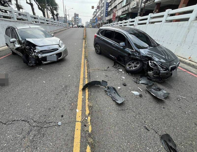 台中謝姓女子，今天中午駕車因一時恍神逆向撞上吳姓男子的BMW轎車，造成2人受傷送醫，BMW的右前車輪也被撞得幾乎躺平貼地。（記者陳建志翻攝）