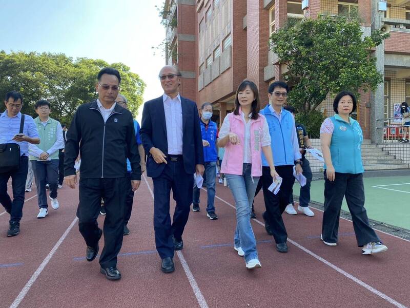 民進黨立委郭昱晴14日率立法院教育及文化委員會，至桃園市八德區大勇國小、大成國小考察，針對2校急需維修改善的校舍及設施爭取補助。（立委郭昱晴辦公室提供）