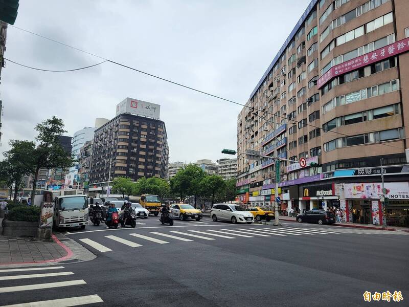 台北市道路養護經費近兩年大幅增加，陸續進行主要幹道路面更新，同時設置斜坡道銜接人行道等友善行人設施。（記者何玉華攝）