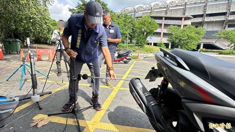 環保局路邊攔檢機車，檢測排氣管是否改裝。（記者陳文嬋攝）