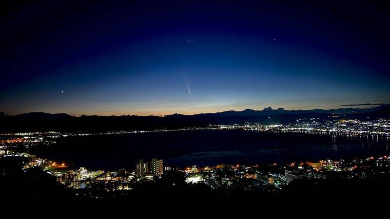 近年來最亮的彗星「紫金山-阿特拉斯彗星」在日本時間昨（13）日通過近地點，從最北的北海道至最南端的沖繩縣，全日本多地的民眾都能觀測到彗星特有的「彗尾」。（圖擷取自@zeta_orionis3 社群平台「X」）