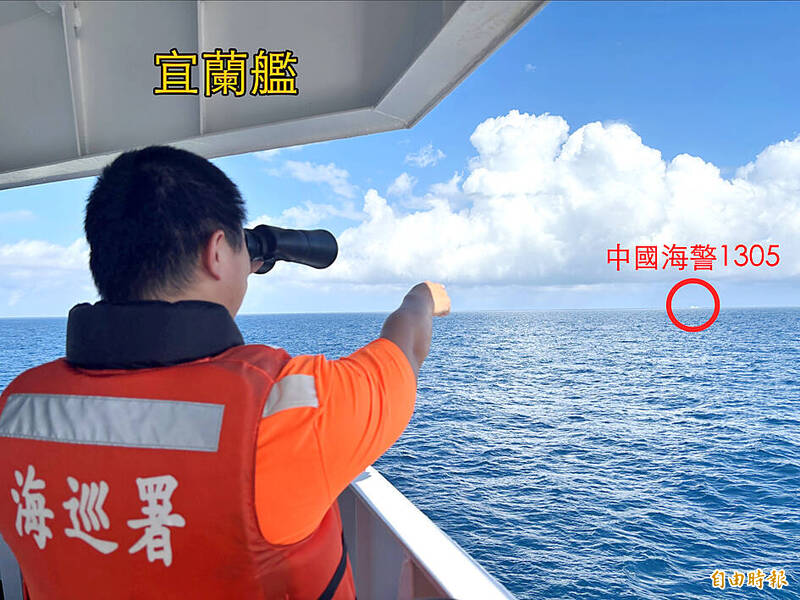 
A member of the Coast Guard Administration points at a Chinese Coast Guard ship sailing outside Taiwan’s territorial waters near the coast of Lienchiang County （Matsu） yesterday.
Photo copied by Tony Yao, Taipei Times