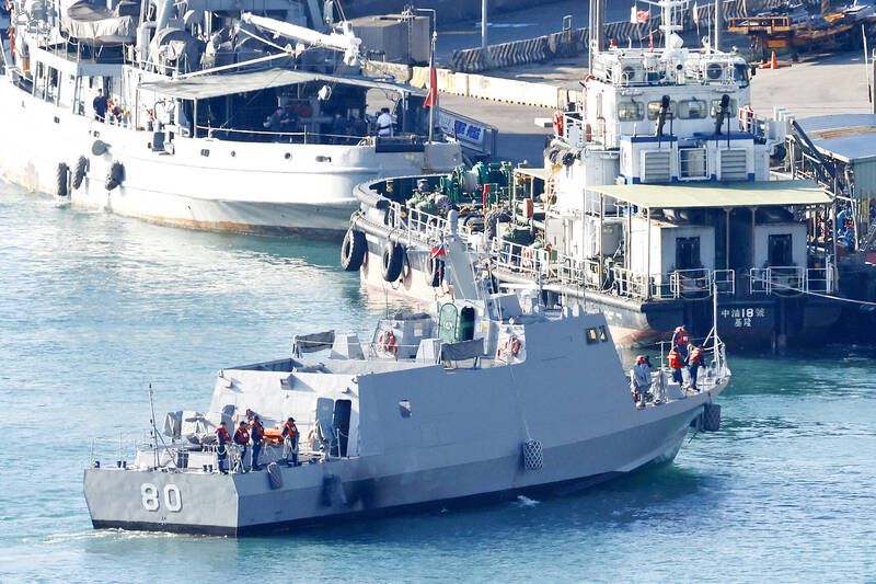 
A Taiwan navy Kuang Hua VI-class missile boat maneuvers at the military harbor in the Port of Keelung yesterday.
Photo: Ritchie B. Tongo, EPA-EFE