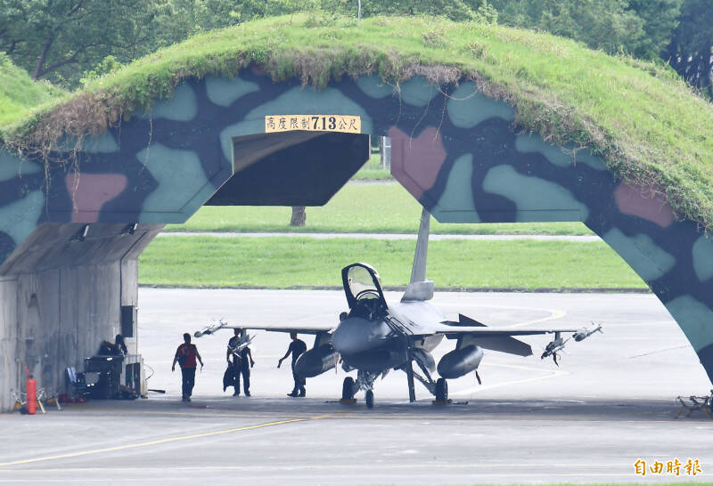 國防部譴責中國圍台軍演，強調已依規派遣適切兵力應對。圖為空軍花蓮基地F-16V戰機戰備檢查作業畫面。（資料照）