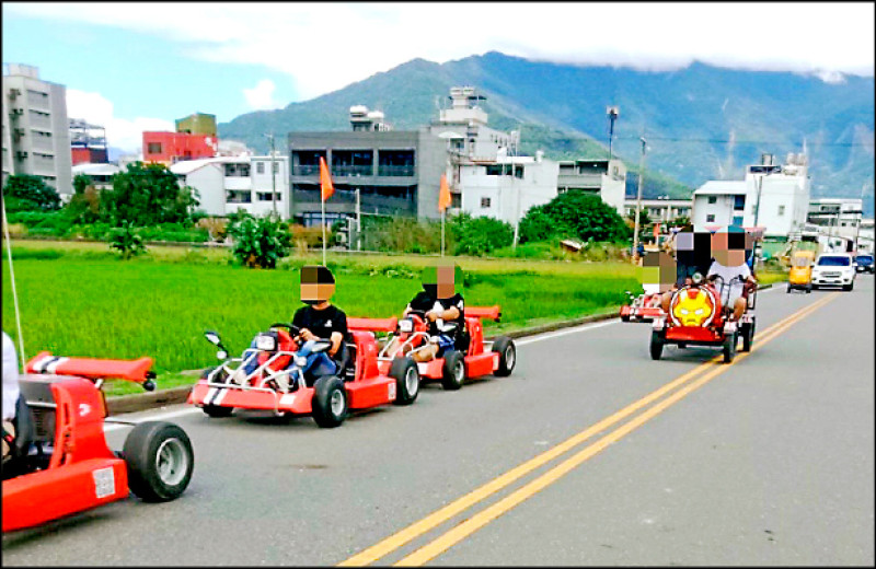 民眾投訴，卡丁車排成車龍逛大街。（民眾提供）