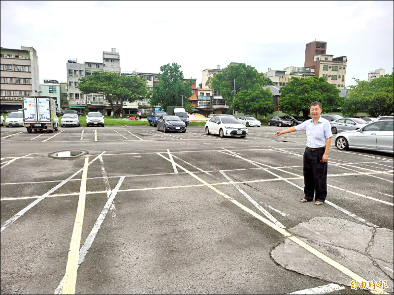 坤門安居社宅建築基地位在新月廣場斜對面的聯勤204廠舊址。（記者江志雄攝）