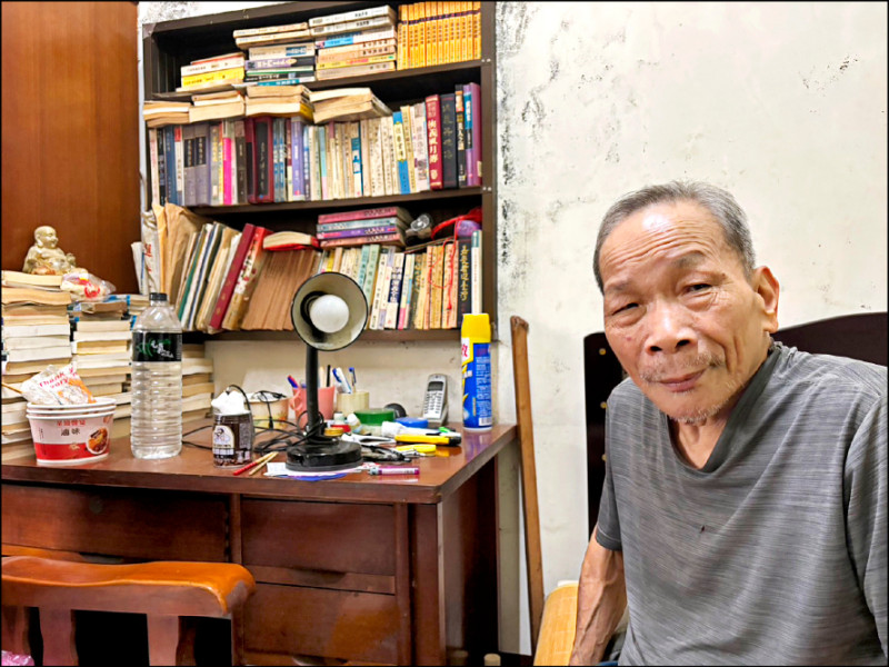 現年76歲的江福州（小圖）曾經到西班牙當10年傭兵，如今擁有雙國籍身份，長期在台定居，他最大的嗜好就是看書。（記者顏宏駿攝）