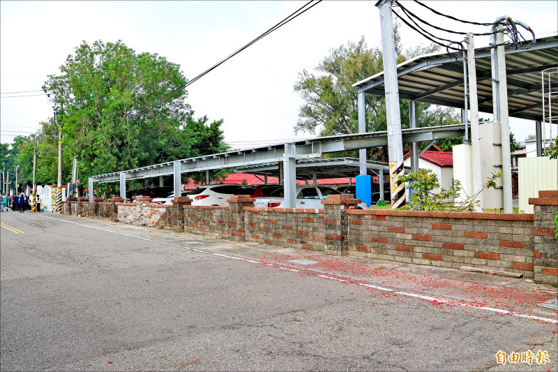 大埤鄉舊庄國小周邊道路無行人專用道，學童上下學要與車爭道，險象環生。（記者李文德攝）