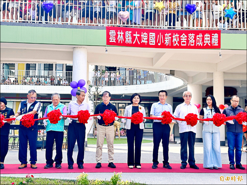 大埤國小新建校舍昨剪綵啟用。（記者李文德攝）