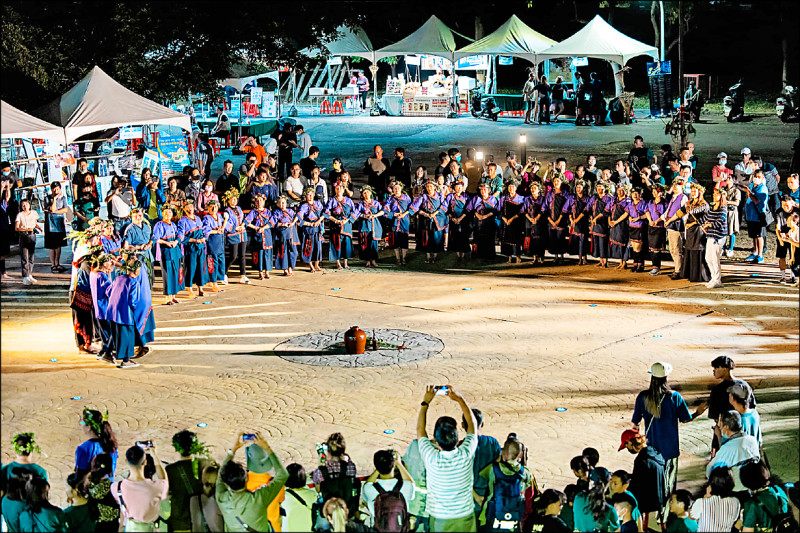 高雄甲仙、六龜區平埔大武壠族夜祭將於十月十七日晚上登場，圖為小林夜祭牽戲祭儀。（高市文化局提供）