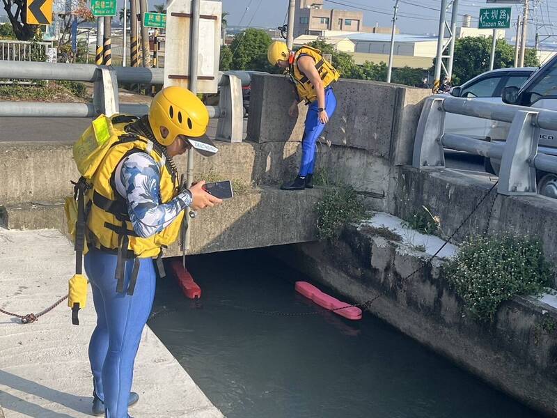 警方出動搜救，李姓老翁被發現時已溺斃。（民眾提供）