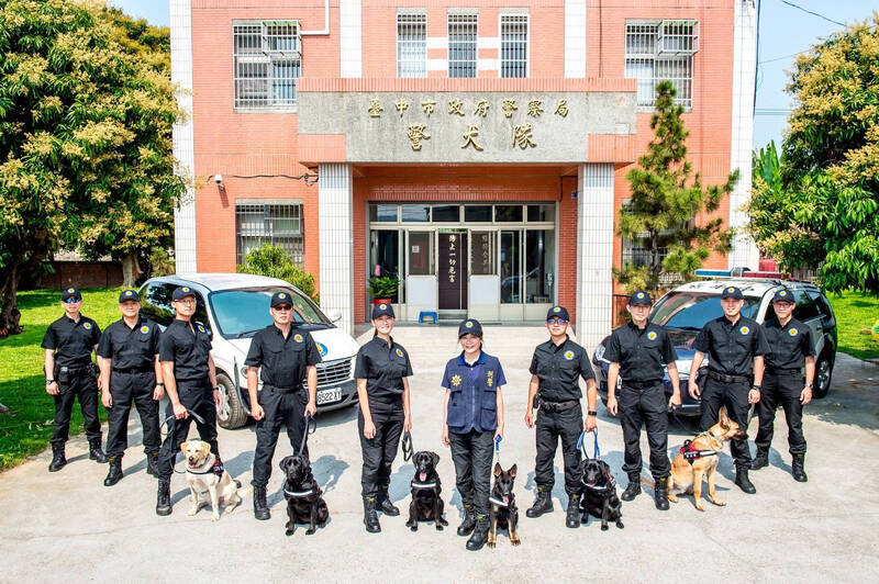 台中市警犬隊初代女隊長陳玉梅（中）不捨狗狗退休。（讀者提供）