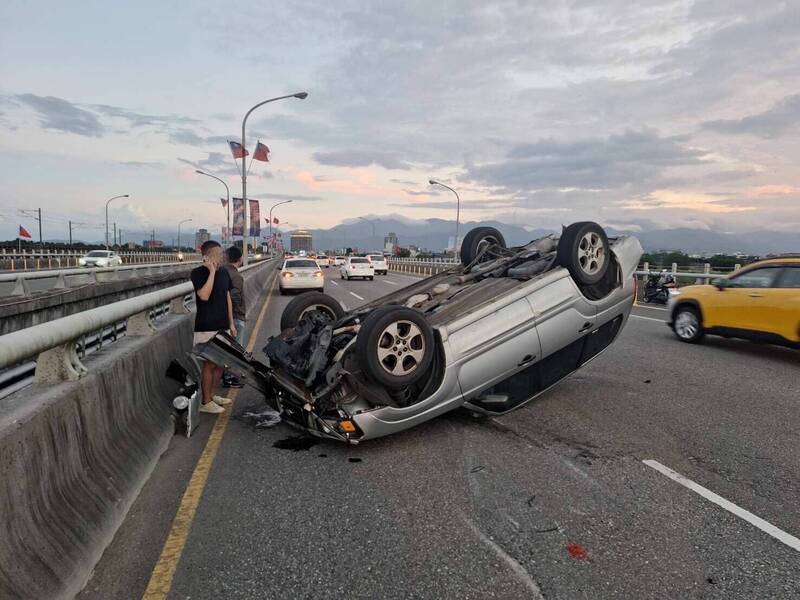 宜縣蘭陽大橋發生安全帽掉落路面，其他車輛閃避時，造成一輛廂型車翻覆四輪朝天。（圖由警方提供）