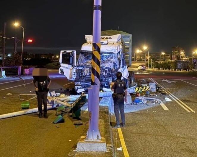 宜縣五結鄉五濱路二段與錦草三路口，今天凌晨發生曳引車自撞路中安全島。（圖由警方提供）