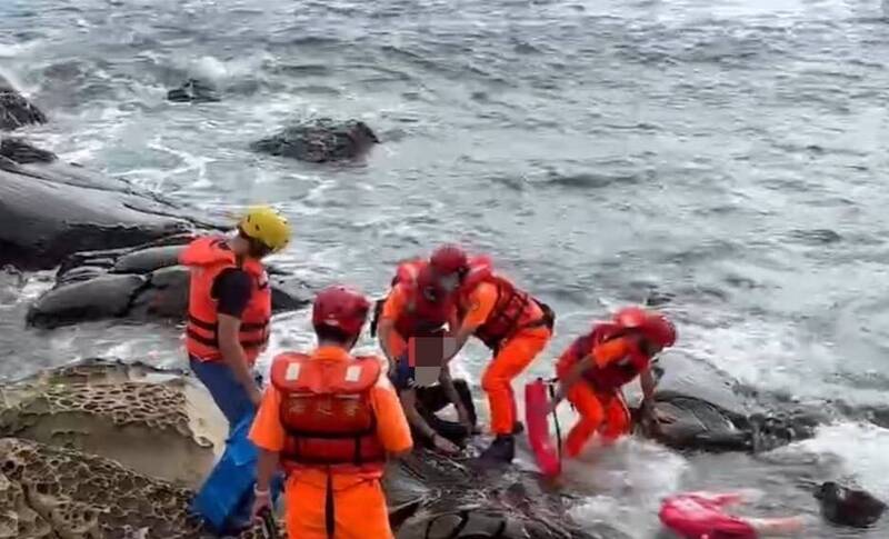 陳姓男子今天上午被發現大武崙海域載浮載沉，海巡官兵使用動力救生圈馳援，平安將他救回岸上送醫救治。 （記者林嘉東翻攝）