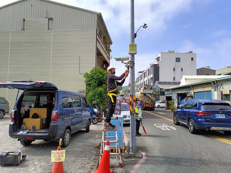 南市環保局為保障市民健康，設置5處空品測站，同時布建1400顆微型感測器補足監測空間。（台南市環保局提供）