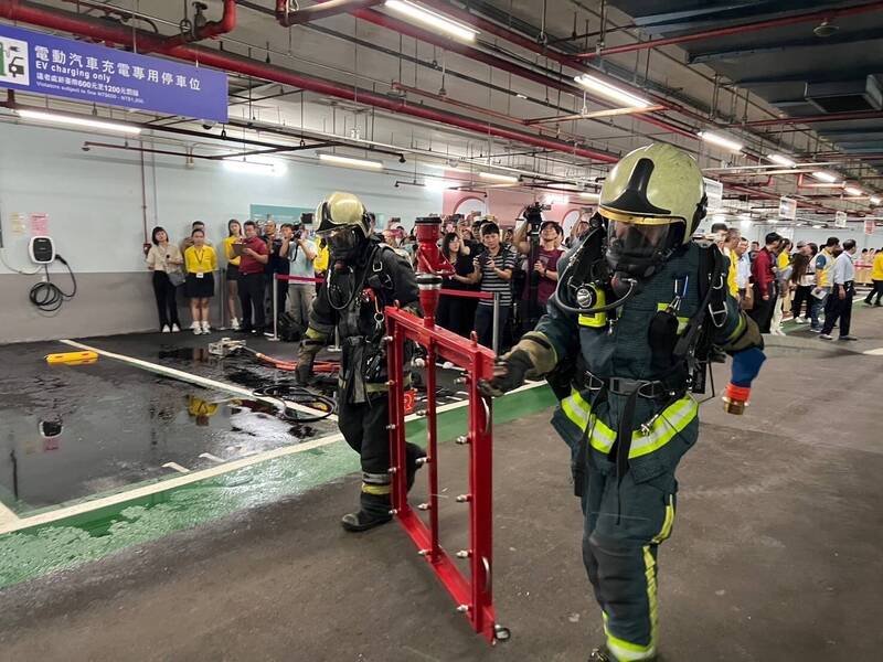 台北市消防局今天在市民大道地下停車場舉辦電動車火警防災演練。（記者姚岳宏翻攝）