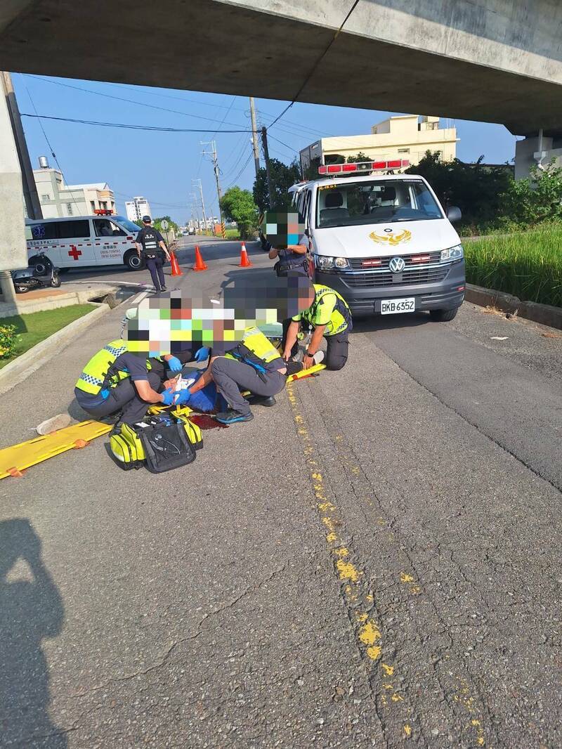 苑裡農地重劃區又車禍，18歲男騎士倒地留下大片血漬。（民眾提供）