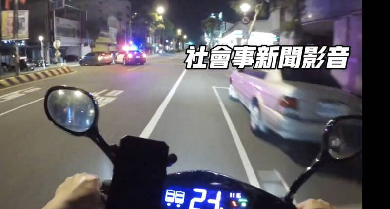 中壢警方凌晨街頭攔捕偽造車牌改裝車輛，二度上演警匪街頭追逐戰，。（圖取自「社會事新聞影音」社群）