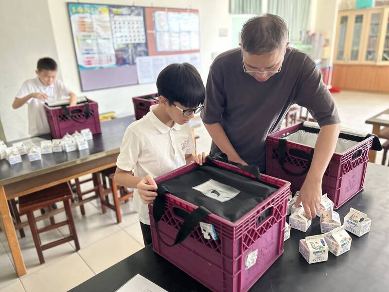 中央推動「班班喝鮮乳」政策，台北市有9成學校選擇保久乳，由於保久乳產能無法供應，目前僅能1個月喝6次。圖為北投區義方國小喝鮮乳狀況。（教育局提供）