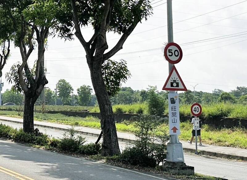 嘉義縣警方在靠近中正大學的大學路與正大路口設置科技執法設備。（警方提供）