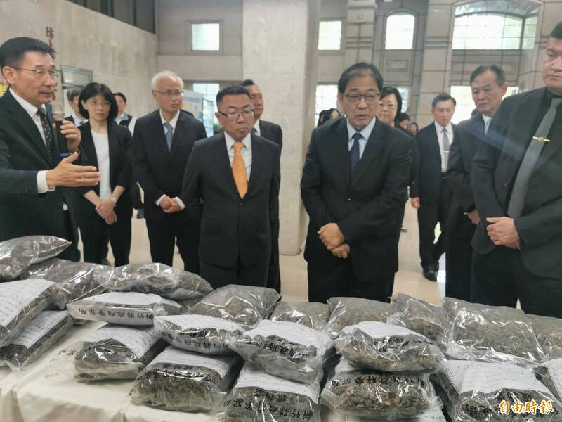 刑事局在今天下午召開緝毒專案記者會，由行政院政務委員林明昕主持，並視察破獲大麻工廠成果。（記者陸運鋒攝）