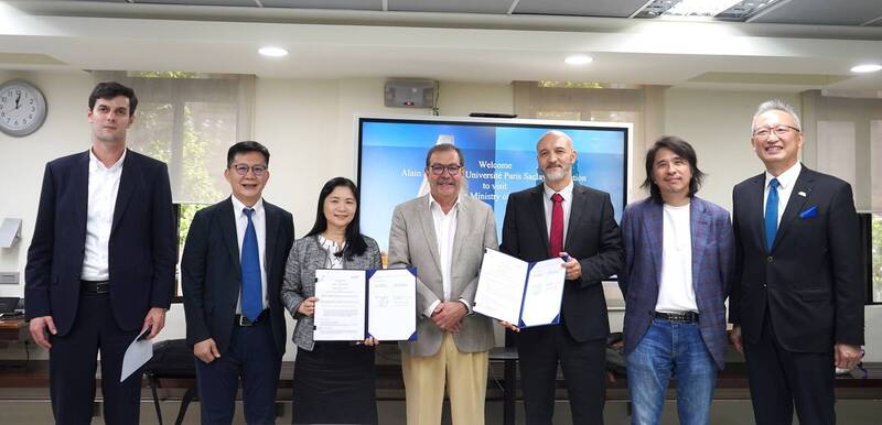 教育部今日與法國巴黎蕯克雷大學簽署「台灣─巴黎薩克雷大學獎學金」合作協議。（教育部提供）