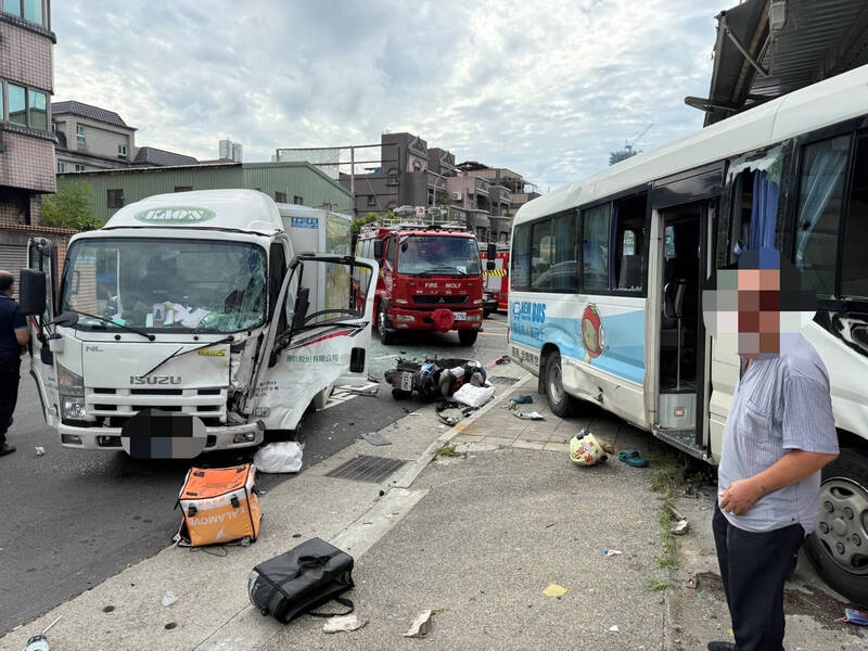 新北市林口一輛貨車今天下午衝撞免費公車，釀成七人受傷，車禍肇因及責任歸屬，仍待進一步調查釐清。（記者吳仁捷翻攝）