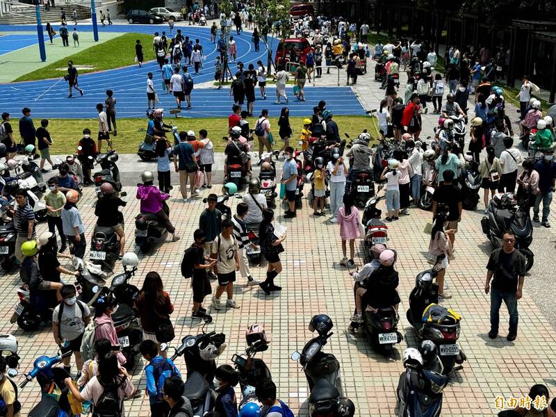 國中會考竹苗考區即將在117年改五級加七積點新制，有新竹市校長抱屈稱竹市國中生在起跑點就少1分了。圖為今年國中新生入學報到情形。（記者洪美秀攝）