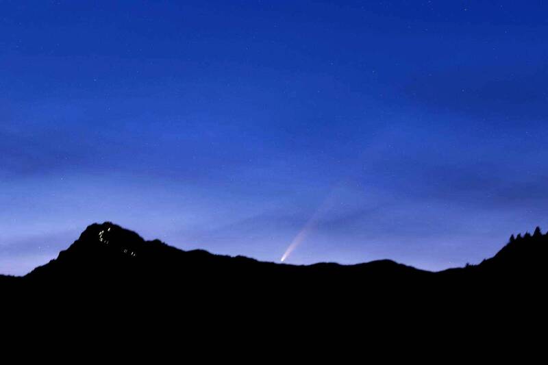 南瀛天文館將舉辦紫金山-阿特拉斯彗星的科普講座與觀測解說，並在官方頻道線上直播今年最大滿月，市府教育局籲請民眾把握機會。（南瀛天文館提供）