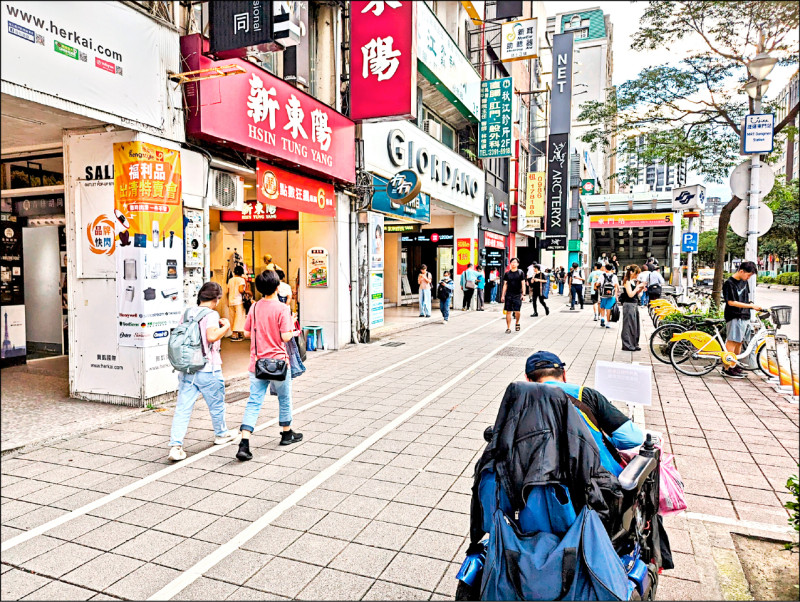 部分捷運站出口設在人行道上，造成自行車與行人爭道。（記者林承鴻攝）