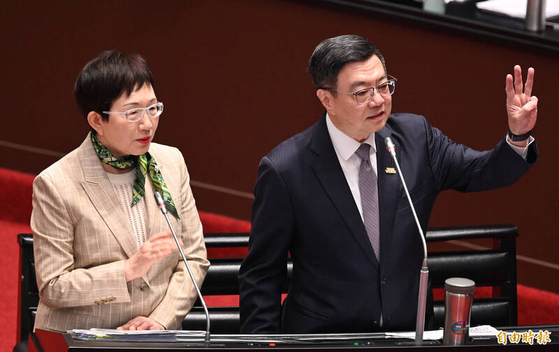 行政院長卓榮泰（右）與財政部長莊翠雲（左）就財政收支劃分法議題答覆委員提問。（記者劉信德攝）