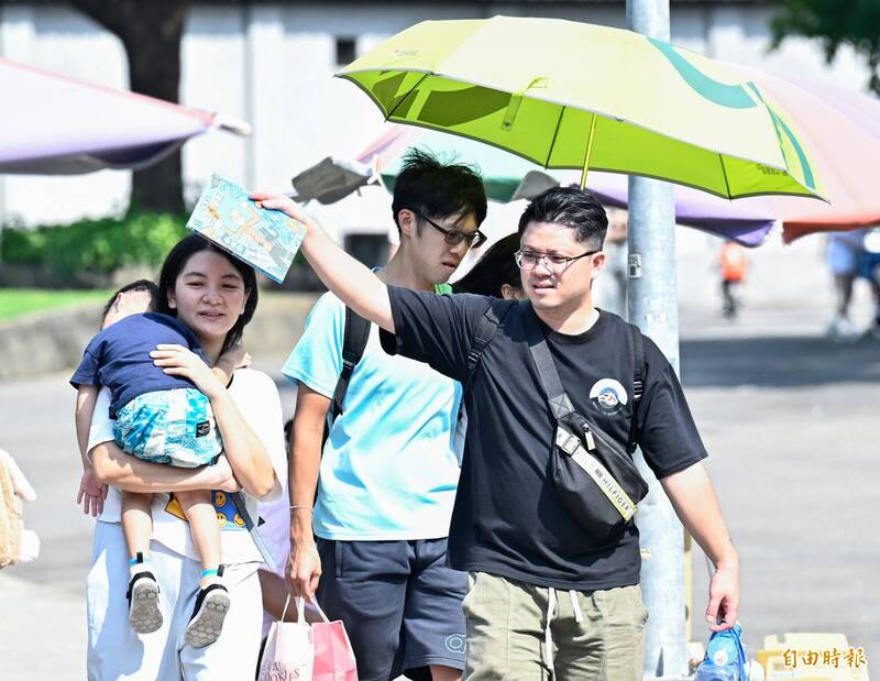 台灣各地白天高溫皆可來到30至33度，感受上溫暖微熱。（資料照）