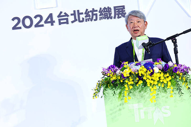 Minister of Economic Affairs J.W. Kuo speaks at the opening of the Taipei Innovative Textile Application Show at the Taipei Nangang Exhibition Center yesterday.
Photo: CNA