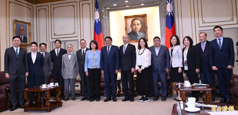 總統府秘書長潘孟安（中左）偕同大法官被提名人一行，15日前往立法院拜會，立法院長韓國瑜（中右）親自接見並合影。 （記者劉信德攝）