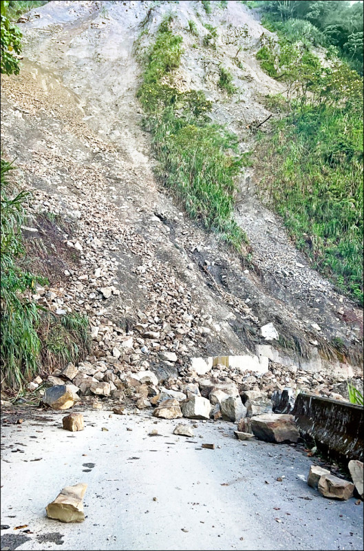 嘉義縣縣道一六九線梅山鄉太和路段邊坡發生坍方，已緊急搶通。（嘉義縣府提供）