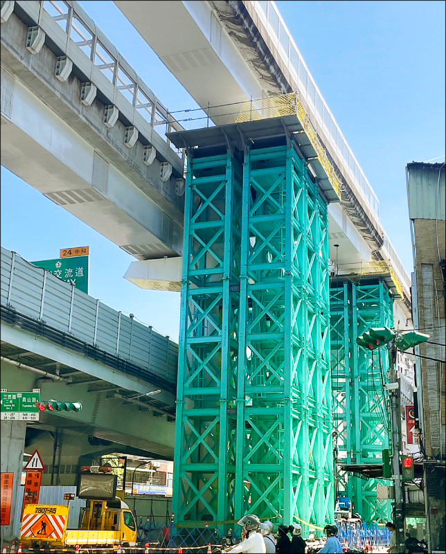 捷運新北環狀線受到○四○三地震影響，造成鋼箱梁、軌道多處損壞，正進行修復。（新北捷運局提供）