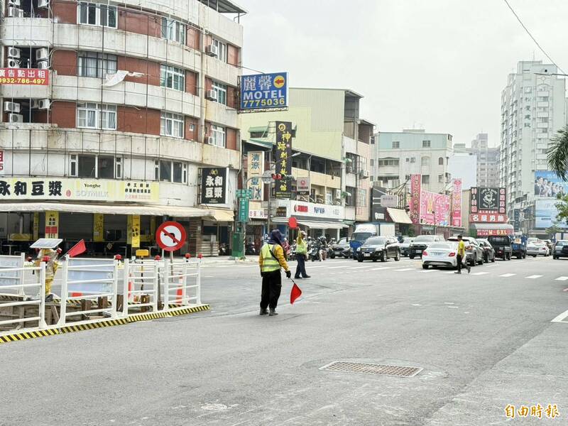 高雄市正義、建國路口施工，建國一路禁止左轉正義路。（記者陳文嬋攝）