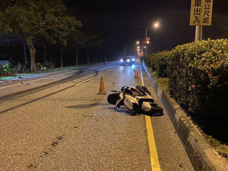 兩名就讀國立東華大學男學生，15日凌晨3點多騎機車雙載，沿著壽豐鄉台十一丙線北上至3公里路段時，突然自撞路樹造成一死一重傷。（民眾提供）