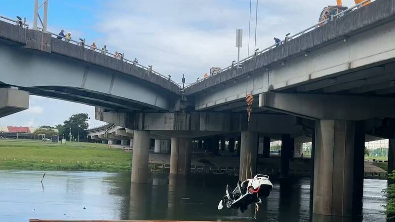 轎車經吊掛打撈上岸。（記者徐聖倫翻攝）