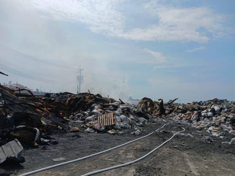 高市永安區保安路一間地下塑膠工廠前天發生火警，業者今天以重機具整理現場，結果發生復燃。（民眾提供）（記者蘇福男攝）