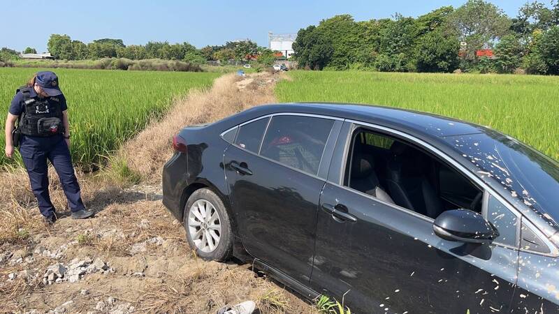 台東縣29歲李姓男子，開車行經苗栗縣頭份市中華路，疑因路況不熟，開到田中受困。 （圖由警方提供）