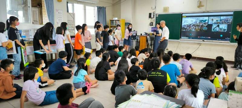 橋頭仕隆國小學童透過視訊與日本靜岡縣森町立森小學校學童線上交流。（黃安佳老師提供）