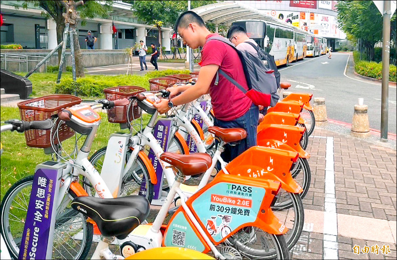 電動輔助自行車YouBike2.0E省力成遊客最愛，租騎第一名為高鐵左營站，高雄將再增加一千三百輛電輔車。（記者黃良傑攝）