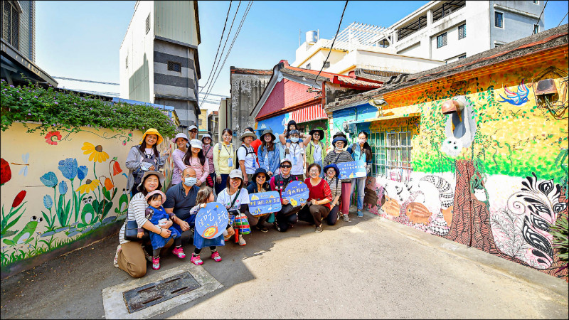 高市觀光局今年續推「海線潮旅行」活動，其中梓平社區可欣賞禪繞畫彩繪牆。（觀光局提供）