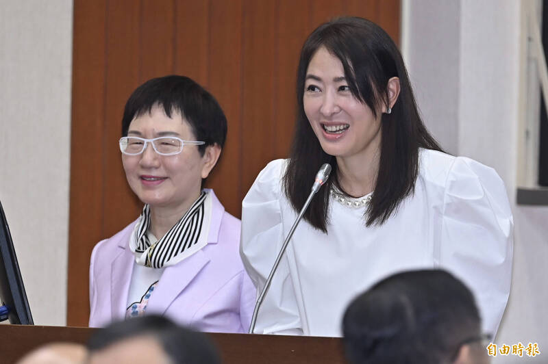 新任台北101董事長賈永婕（右）16日首度出席立法院財政委員會與財政部長莊翠雲（左）同台備詢。（記者塗建榮攝）