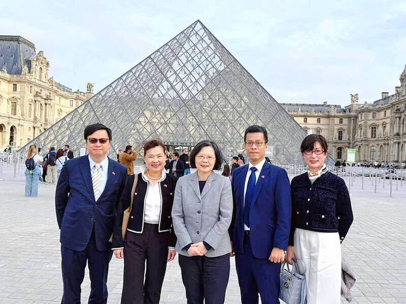 Former president Tsai Ing-wen, center, poses for a photograph outside the Louvre Museum in Paris on Tuesday.
Photo: screen grab from Tsai Ing-wen’s Facebook page